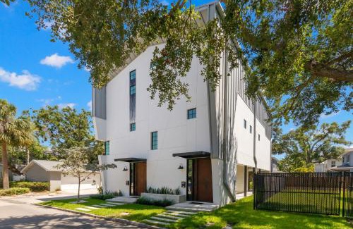 Hyde Park Casa | NEW! The Strata Barn - Luxury Hyde Park Townhome