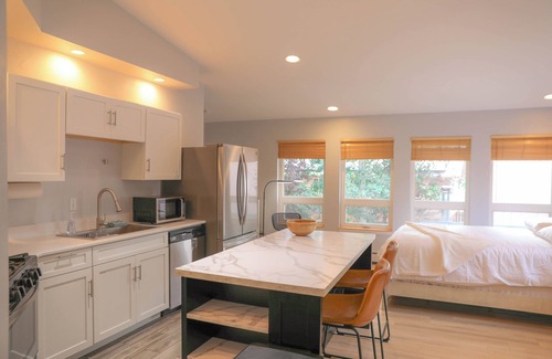 Gunnison Apartamento | NEW! The Treetop - Peaceful, Parks, Modern, near Bus