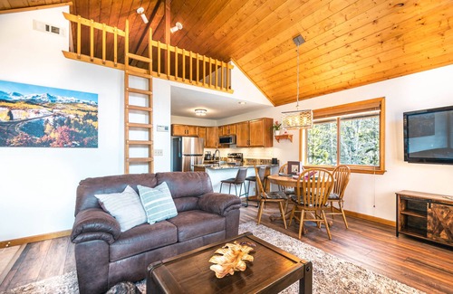 Saint Mary's Chalet De Esquí | NEW!! The Winterland Chalet with Barrel Sauna