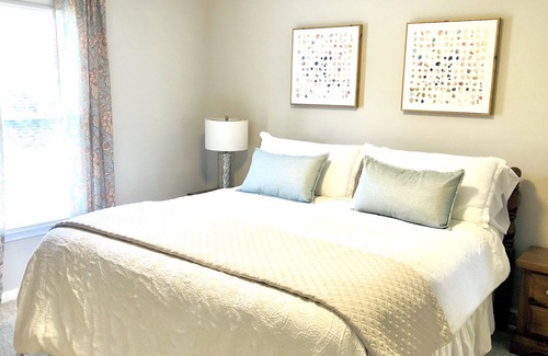 Conestee Casa | NEW!! The Yellow Cottage, FREE WIFI, parking and coffee!