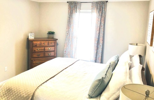 Conestee Casa | NEW!! The Yellow Cottage, FREE WIFI, parking and coffee!