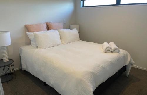 Linwood Apartamento | New Three Bedroom Townhouse - Walk to the CBD!