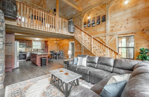 Trenton Casa | NEW!! Timber Creek Lodge | Dog friendly, Mtn Views, Fire pit | 3 Bed, 2 Bath