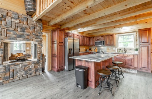 Trenton Casa | NEW!! Timber Creek Lodge | Dog friendly, Mtn Views, Fire pit | 3 Bed, 2 Bath
