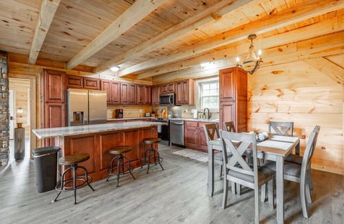 Trenton Casa | NEW!! Timber Creek Lodge | Dog friendly, Mtn Views, Fire pit | 3 Bed, 2 Bath