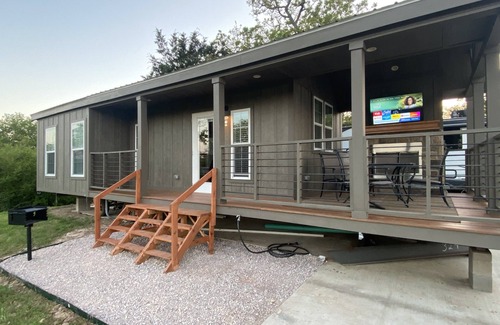 College Station Casa | New Tiny Home 3 Miles to Aggieland Campus!!!