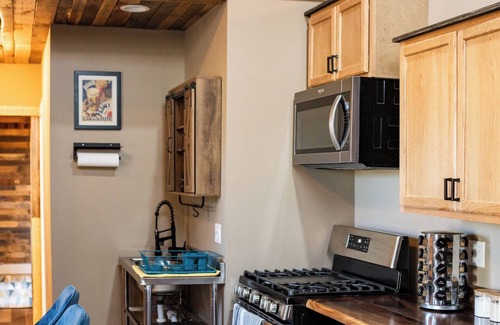 Franklin Casa | NEW Tiny Retreat: Modern Comfort & Mountain Charm