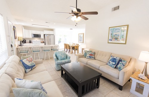 Gulfview Heights Casa | New to Dune Allen Realty! 10-min walk or 2-minute golf cart ride away to beach!