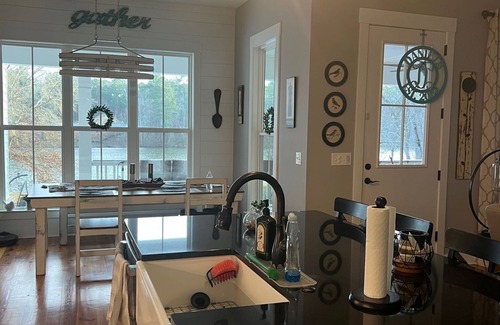 Thomson Otro | New to market - modern farm house Masters rental
