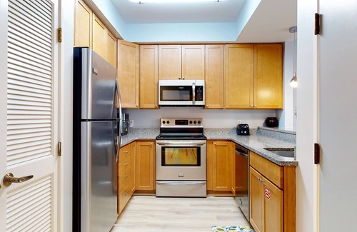Four Mile Village Condominio | New to Rental Program ~ Great pool, hot tub, close to beach, private resort!