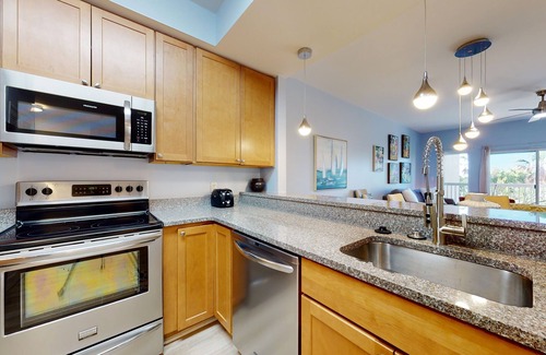 Four Mile Village Condominio | New to Rental Program ~ Great pool, hot tub, close to beach, private resort!
