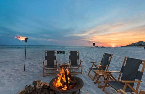 Four Mile Village Condominio | New to Rental Program ~ Great pool, hot tub, close to beach, private resort!