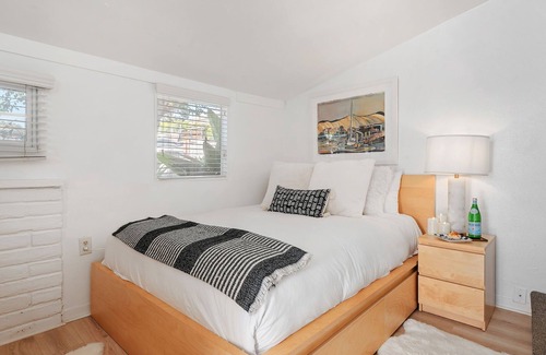Summerland Apartamento | NEW to the Market – Sweet Summerland Sail – 1 BD – Walk to Beach, Restaurants, and Shops!