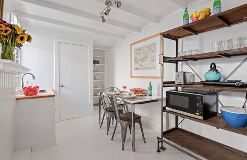 Summerland Apartamento | NEW to the Market – Sweet Summerland Sail – 1 BD – Walk to Beach, Restaurants, and Shops!