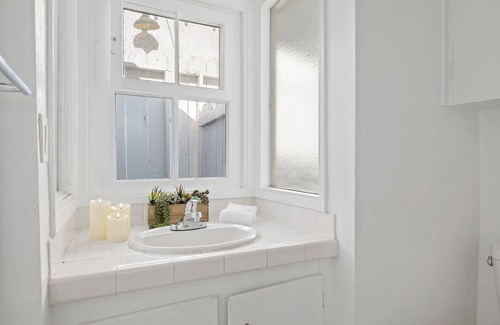 Summerland Apartamento | NEW to the Market – Sweet Summerland Sail – 1 BD – Walk to Beach, Restaurants, and Shops!