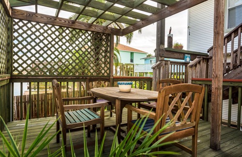 Jamaica Beach Casa | NEW TO THE MARKET - CANAL VISTA WATERFRONT CANAL LOCATION - SLEEPS 7