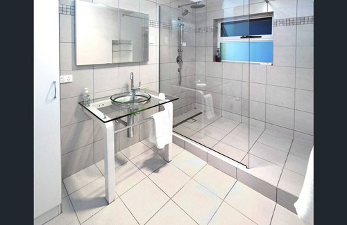 New Town Apartamento | New Town Gem - Entire Apartment - Quiet and Convenient