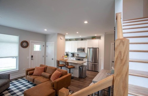 Naperville Casa | New Townhome Near Downtown-King Bed-Metra