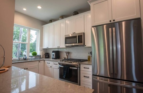 Naperville Casa | New Townhome Near Downtown-King Bed-Metra