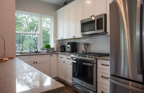 Naperville Casa | New Townhome Near Downtown-King Bed-Metra