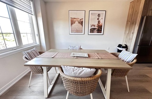 Oakville Casa | New townhouse for rent - 4 Bedrooms, 3.5 baths, 2 Car garage, WFH setup.