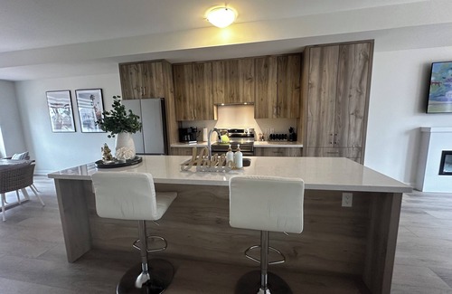 Oakville Casa | New townhouse for rent - 4 Bedrooms, 3.5 baths, 2 Car garage, WFH setup.