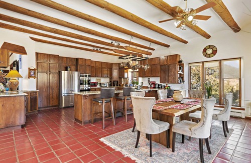 Canoncito Casa | NEW! Tranquil Home |15 min to Santa Fe Plaza | Perfect for Groups | Dogs ok