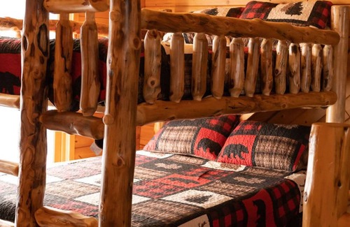 Deerwood Cabina | *New* Tranquil Log Home on Wilson Lake