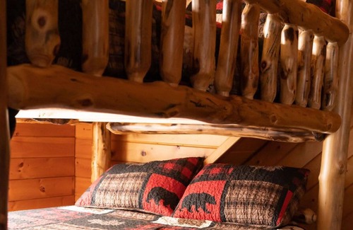 Deerwood Cabina | *New* Tranquil Log Home on Wilson Lake