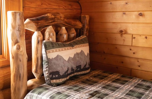 Deerwood Cabina | *New* Tranquil Log Home on Wilson Lake