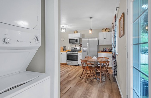 Enumclaw Casa | NEW! Treehaven Barn 3-Bedroom Farmhouse - Pets Allowed