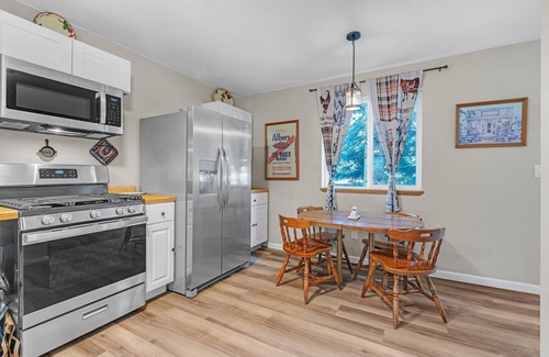 Enumclaw Casa | NEW! Treehaven Barn 3-Bedroom Farmhouse - Pets Allowed