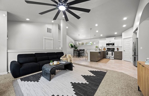 Meridian Casa | New - Tuscany Retreat- single level and clean!