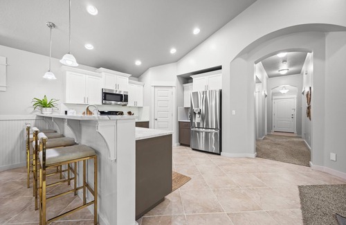 Meridian Casa | New - Tuscany Retreat- single level and clean!