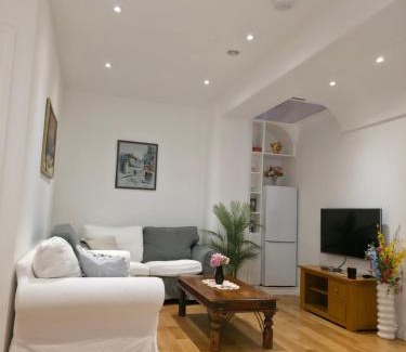 West Kensington Apartamento | New Two Bedroom Basement Flat - With Terrace