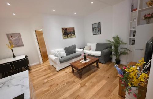 West Kensington Apartamento | New Two Bedroom Basement Flat - With Terrace