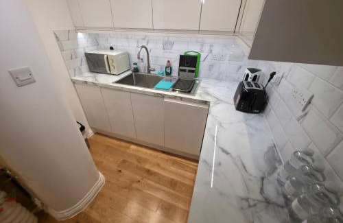 West Kensington Apartamento | New Two Bedroom Basement Flat - With Terrace