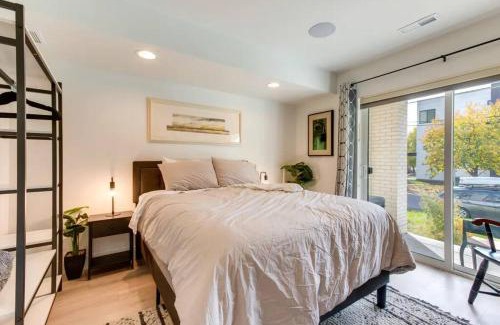 Jefferson Park Apartamento | New two room apartment close to stadium and downtown on a park