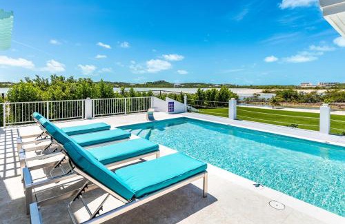 Discovery Bay Villa | New Unique Villa Blue Top! 2 Bedroom Waterfront