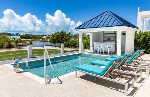 Discovery Bay Villa | New Unique Villa Blue Top! 4 Bedroom Waterfront