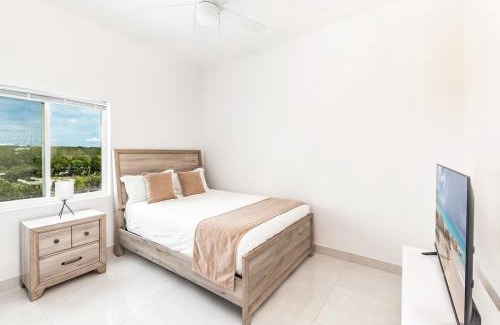 Discovery Bay Villa | New Unique Villa Blue Top! 4 Bedroom Waterfront