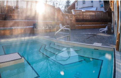 Banff Condominio | NUEVO + Unique Wolf Condo | Acceso a la bañera de hidromasaje