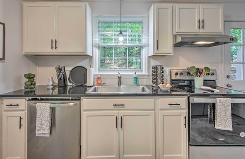Young Harris Cabina | NEW! Updated Young Harris Cabin w/ Deck & Porch!