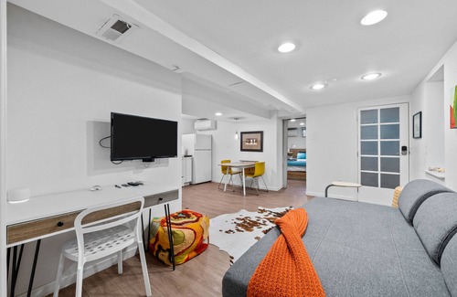 City Park West Apartamento | New! Urban Nest in the Heart of Uptown Denver - Hot Tub/ Desk/ Outdoor Oasis