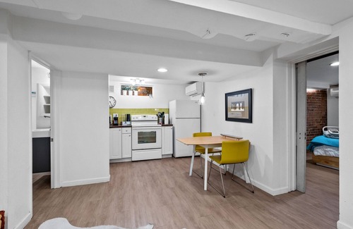 City Park West Apartamento | New! Urban Nest in the Heart of Uptown Denver - Hot Tub/ Desk/ Outdoor Oasis