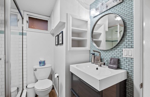 City Park West Apartamento | New! Urban Nest in the Heart of Uptown Denver - Hot Tub/ Desk/ Outdoor Oasis