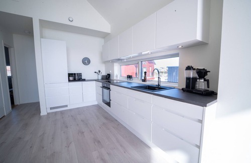 Vestbygd Casa | New vacation home by the sea with glass front, fireplace & boat. Pet friendly