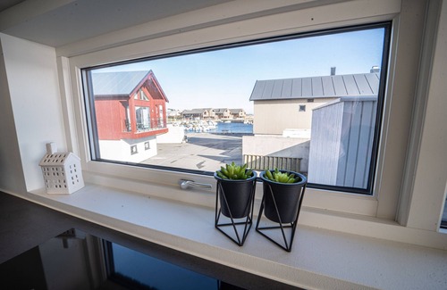 Vestbygd Casa | New vacation home by the sea with glass front, fireplace & boat. Pet friendly