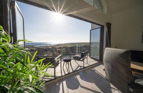 Vestbygd Casa | New vacation home by the sea with glass front, fireplace & boat. Pet friendly
