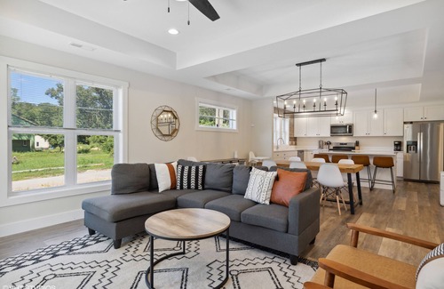 Michigan City Casa | New Vacation Home - 4 Bed/3 Bath w/ Hot Tub & Fire pit - 5 min to beach
